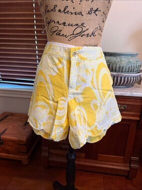 Yellow & White Printed Women's Scallop Hem Shorts